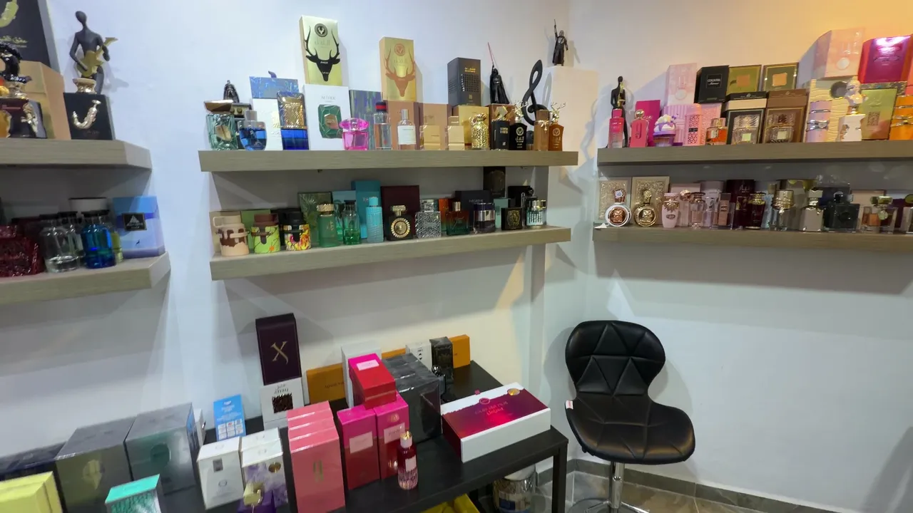 Interior de la tienda El Barbón de los Perfumes en Mérida: anaqueles llenos de perfumes árabes, de nicho y diseñador.