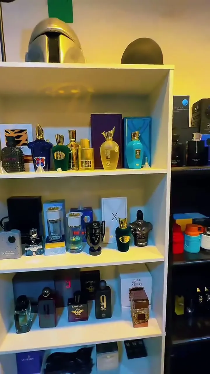 Recorrido por el interior de El Barbón de los Perfumes en Mérida, con fragancias exhibidas en sus anaqueles.
