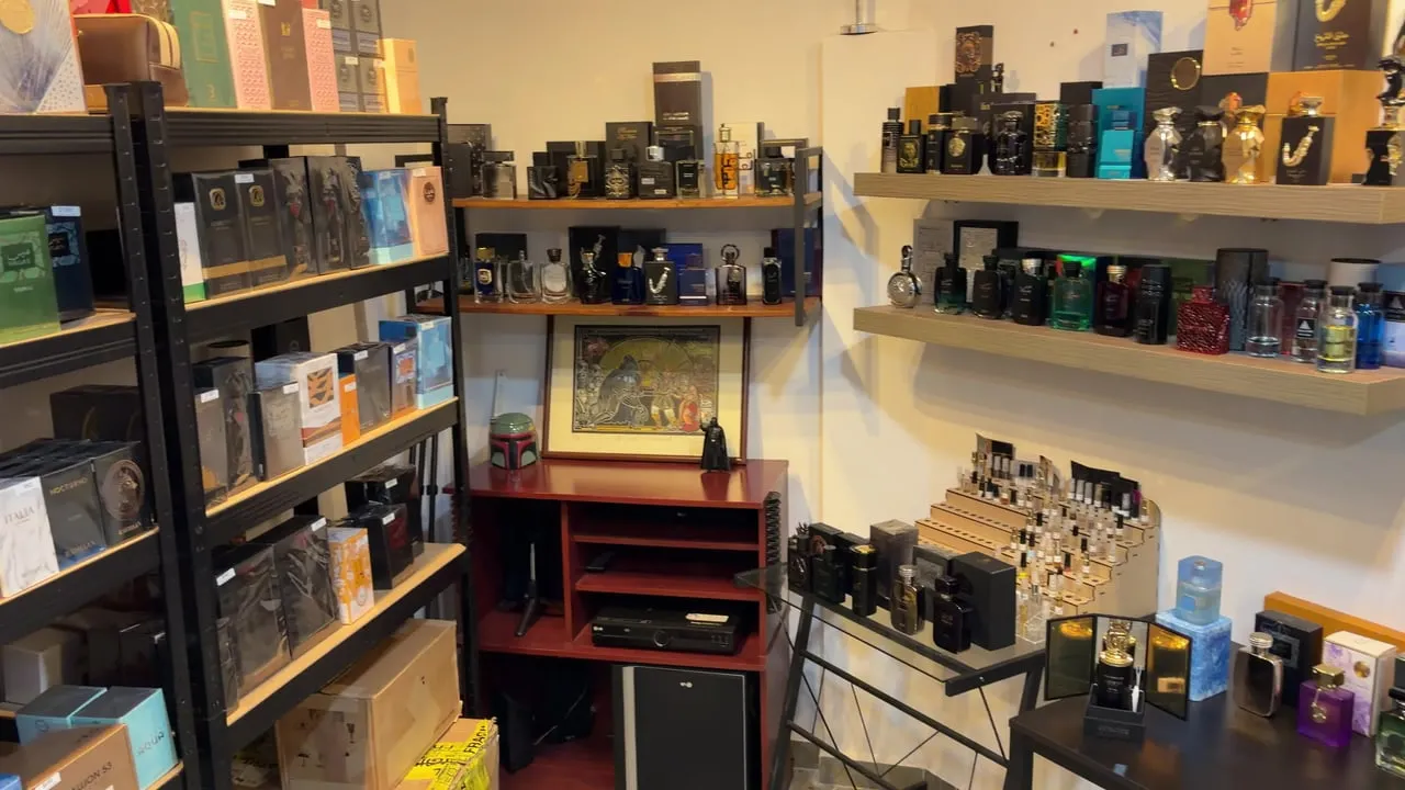 Recorrido por el interior de El Barbón de los Perfumes en Mérida, con fragancias exhibidas en sus anaqueles.